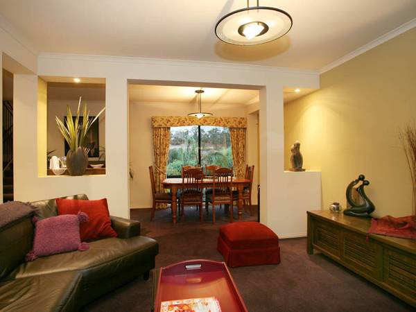 INDIVIDUAL IN DESIGN - BEAUTIFULLY PRESENTED Picture 3