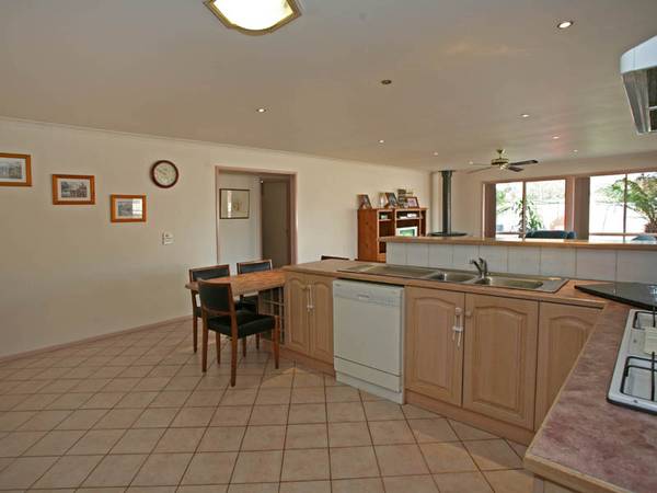 4 BEDROOMS, COURT LOCATION, SPACIOUS YARD Picture 2