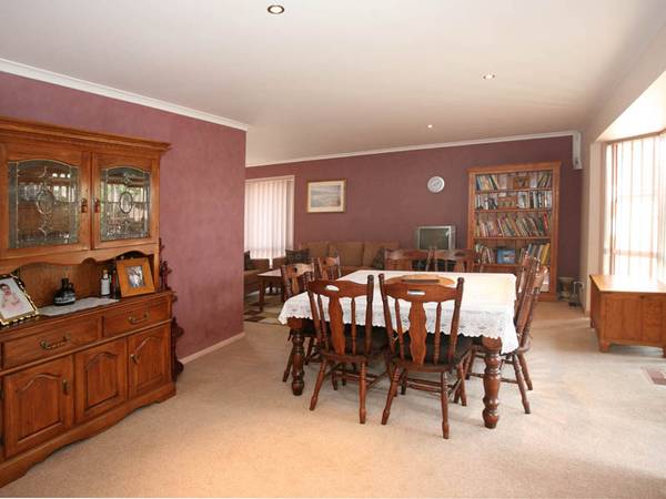 4 BEDROOMS, COURT LOCATION, SPACIOUS YARD Picture 3