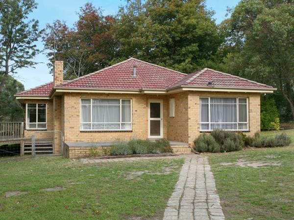 EXCITING OPPORTUNITY - GLORIOUS 1/2 ACRE SETTING Picture 1