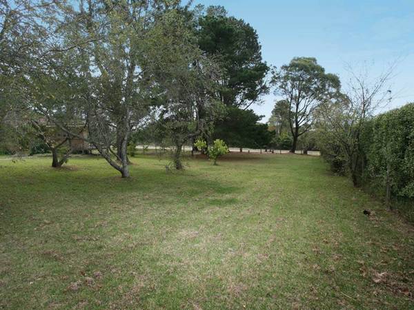 EXCITING OPPORTUNITY - GLORIOUS 1/2 ACRE SETTING Picture 3