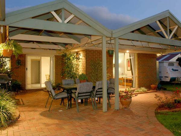 PRESENTATION PLUS - 4 BEDROOMS, RUMPUS & PERGOLA Picture 2