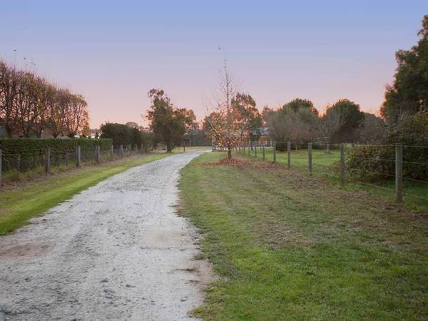 4 BEDROOM ON .53HA (1.31 ACRES) Picture 2