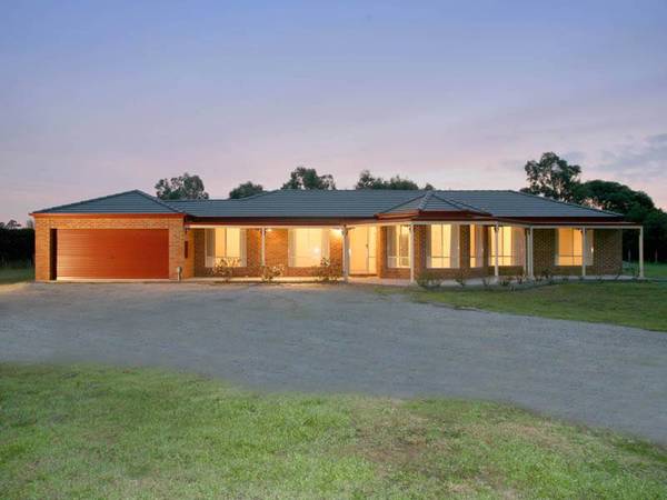 4 BEDROOM ON .53HA (1.31 ACRES) Picture 1