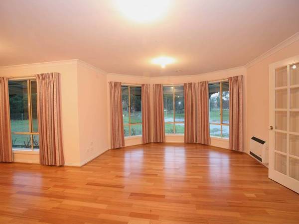 4 BEDROOM ON .53HA (1.31 ACRES) Picture 3