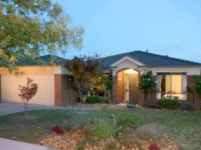 4 BEDROOMS + STUDY - SPACE FOR BOAT OR VAN Picture