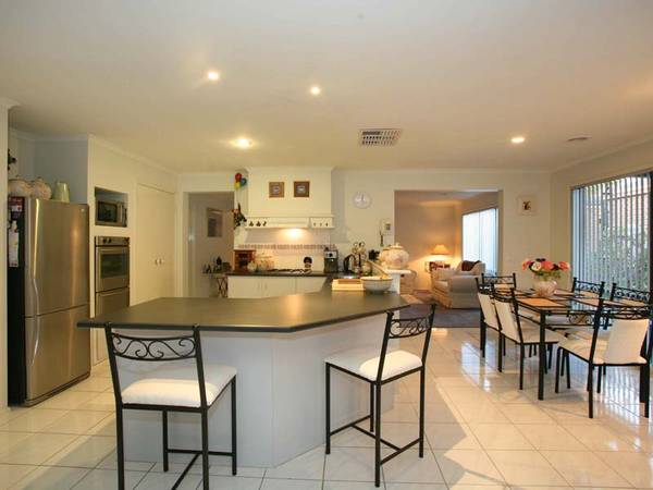 4 BEDROOMS + STUDY - SPACE FOR BOAT OR VAN Picture 3