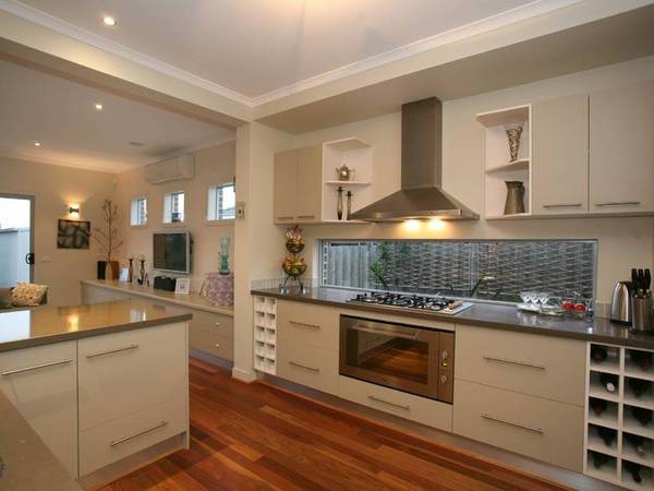 CHIC CONTEMPORARY HOME IN UNIQUE BRYN MAWR PROMENADE Picture 3