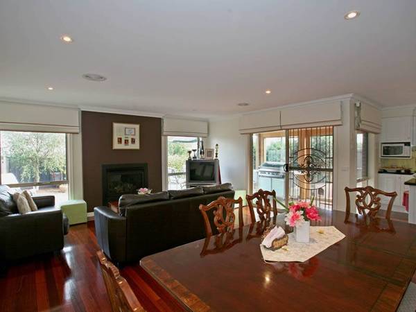 QUALITY BUILDER'S OWN HOME IN PRIME CENTRAL POSITION Picture 3