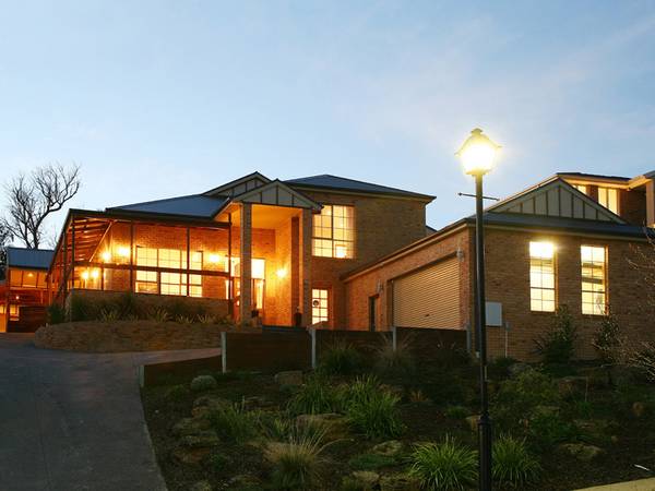 BUILDERS OWN MASTERPIECE-SPECTACULAR VIEWS TO THE BAY Picture 1