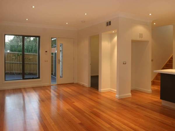 CLASSY TOWNHOUSE -PERFECT LOCATION Picture 3