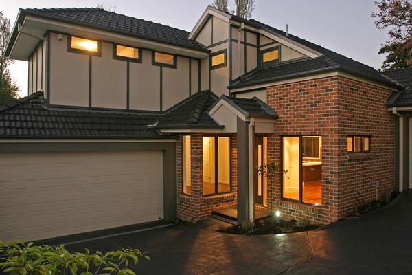 CLASSY TOWNHOUSE -PERFECT LOCATION Picture 1