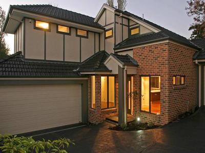 CLASSY TOWNHOUSE -PERFECT LOCATION Picture