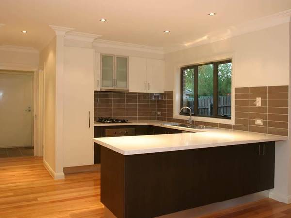 CLASSY TOWNHOUSE -PERFECT LOCATION Picture 2