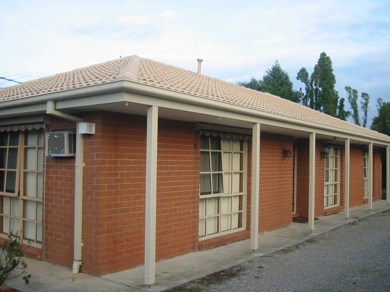 CLOSE TO TOWN Picture 1