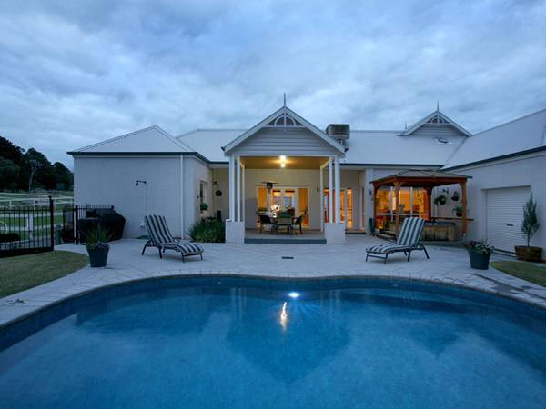 CHARACTER FILLED 1.6 ACRE LIFESTYLE PROPERTY Picture