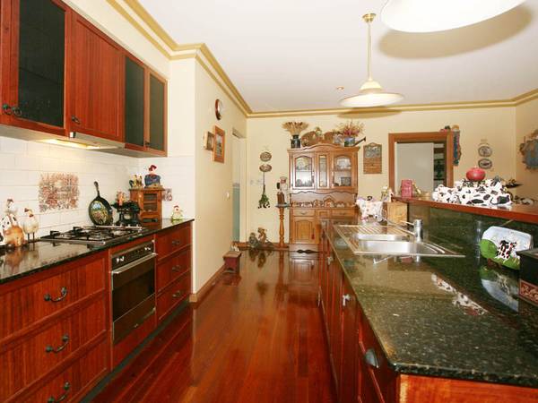 A FANTASTIC LIFESTYLE PROPERTY ON 5 PASTURED ACRES CLOSE TO BERWICK Picture 3