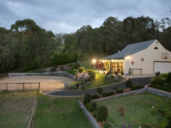 A FANTASTIC LIFESTYLE PROPERTY ON 5 PASTURED ACRES CLOSE TO BERWICK Picture 2