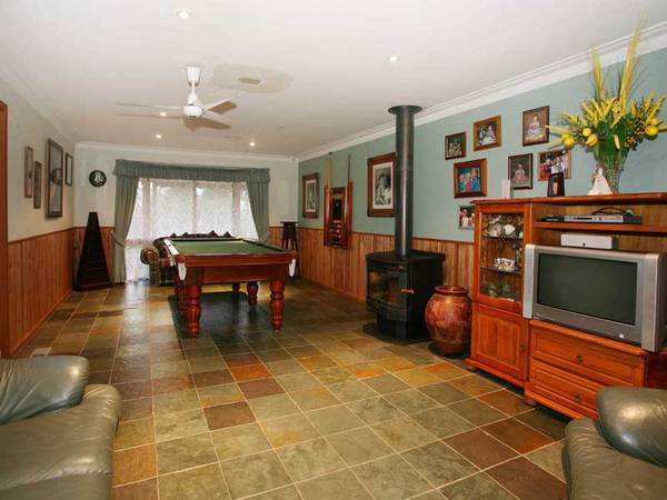 HOLIDAY AT HOME - 1 ACRE - 5+ BEDROOMS - POOL - SHEDS Picture