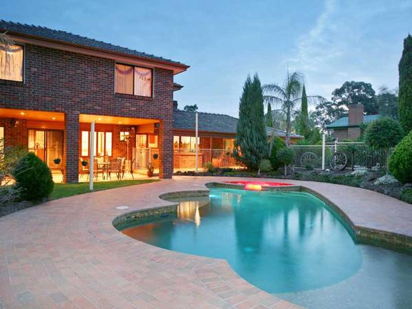 HOLIDAY AT HOME - 1 ACRE - 5+ BEDROOMS - POOL - SHEDS Picture