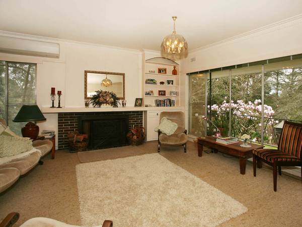 RELAXED COUNTRY LIVING WITH 1 ACRE GARDEN SETTING Picture 3