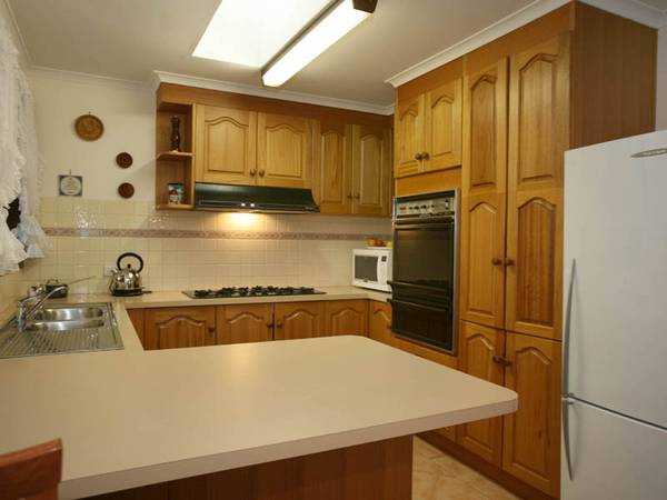 POSITION PERFECT - WALK TO SHOPS Picture