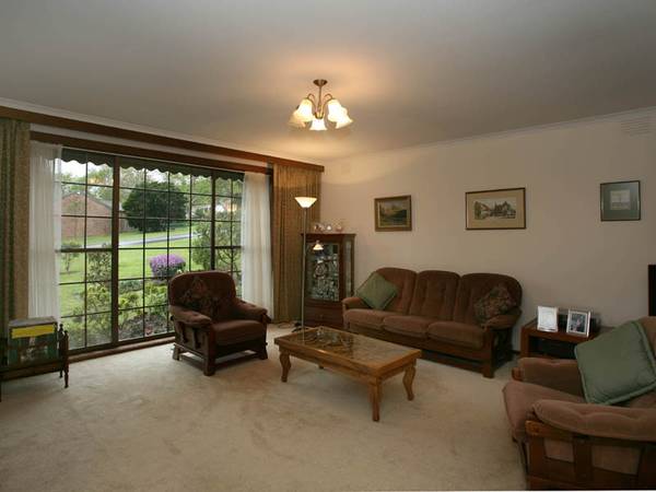 POSITION PERFECT - WALK TO SHOPS Picture