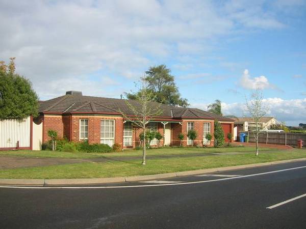 MAKE THIS BEAUTY YOUR NEW HOME Picture 1