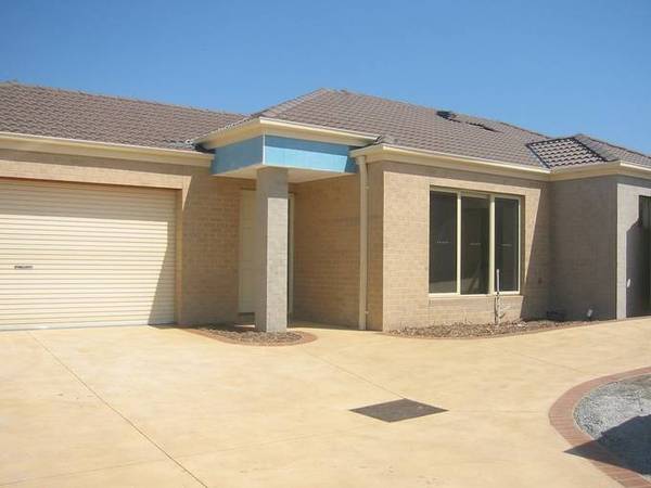 HOUSE SIZED TOWNHOUSE-MUST SEE TO APPRECIATE Picture