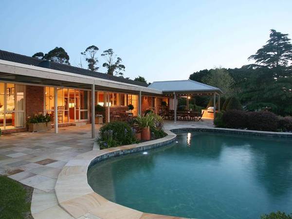 SUPREMELY COMFORTABLE 5 ACRE LIFESTYLE PROPERTY - QUALITY PASTURES - POOL - TENNIS COURT Picture