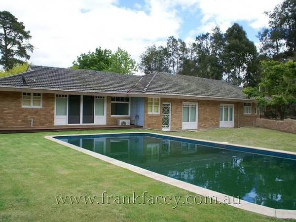 EXCLUSIVE 1 ACRE ESTATE - 6 CAR GARAGE - INGROUND POOL - SC FLAT Picture 2