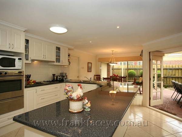 PERFECT POSITION - 4 BEDS PLUS RUMPUS Picture 2