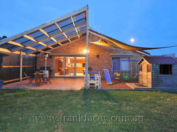 SPACIOUS 3 BEDROOM HOME ON HUGE 956M2 BLOCK Picture 3