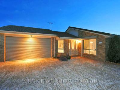 SPACIOUS 3 BEDROOM HOME ON HUGE 956M2 BLOCK Picture SPACIOUS 3 BEDROOM HOME ON HUGE 956M2 BLOCK Picture