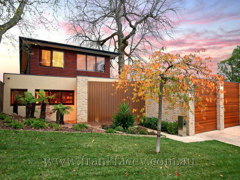 CONTEMPORARY GRANDEUR - PERFECT LOCATION Picture 1