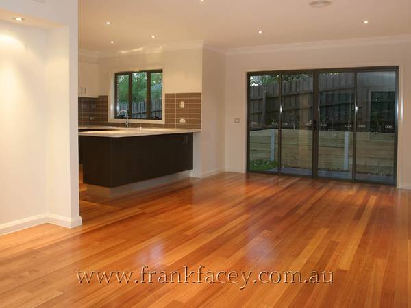 CLASSY TOWNHOUSE WITH VIEWS ACROSS THE PARK Picture 3