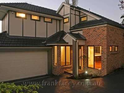 CLASSY TOWNHOUSE WITH VIEWS ACROSS THE PARK Picture