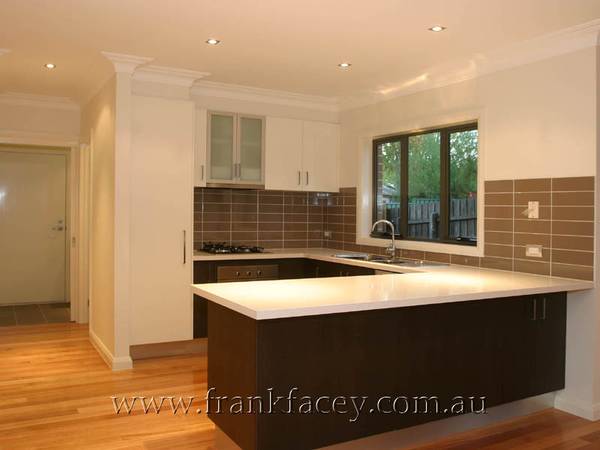 CLASSY TOWNHOUSE WITH VIEWS ACROSS THE PARK Picture 2