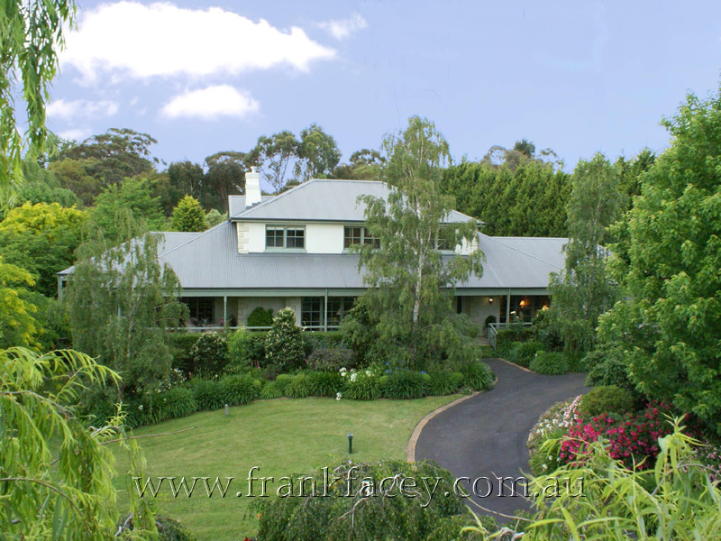 ELEGANT SOPHISTICATION AMIDST 1.3 BOTANICAL ACRES Picture 1