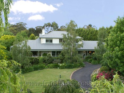ELEGANT SOPHISTICATION AMIDST 1.3 BOTANICAL ACRES Picture