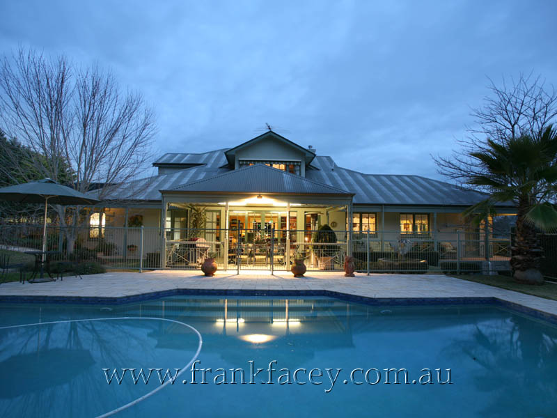 ELEGANT SOPHISTICATION AMIDST 1.3 BOTANICAL ACRES Picture 2