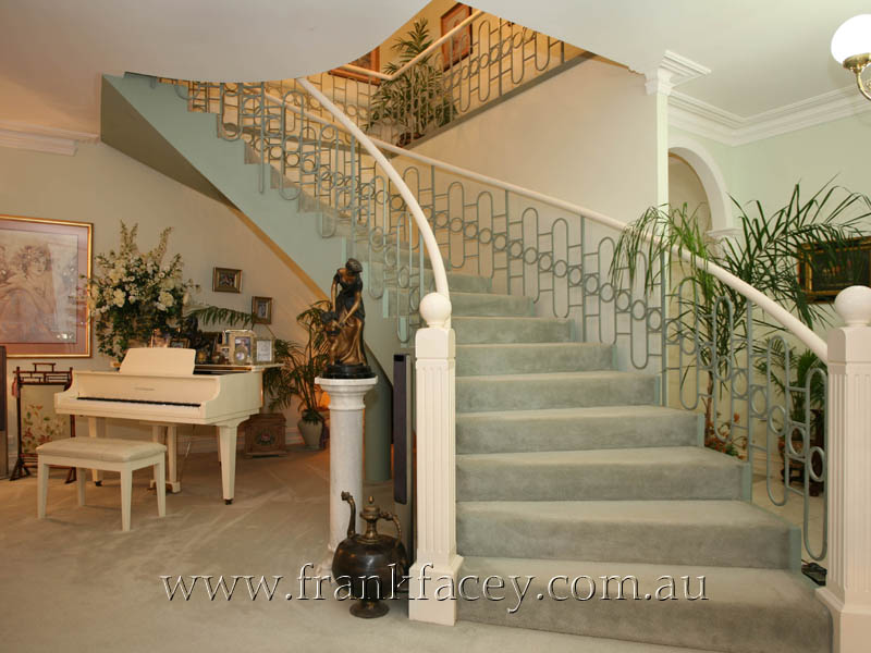 ELEGANT SOPHISTICATION AMIDST 1.3 BOTANICAL ACRES Picture 3