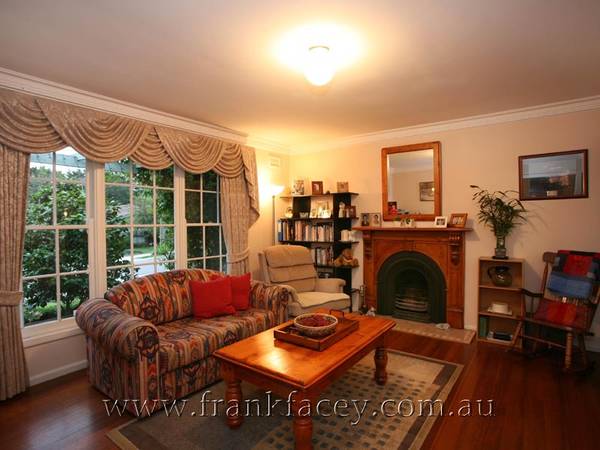 CHARACTER HOME ON 871M2 IN OLDE BERWICK COURT Picture 2