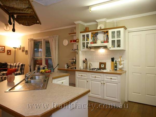 CHARACTER HOME ON 871M2 IN OLDE BERWICK COURT Picture 3