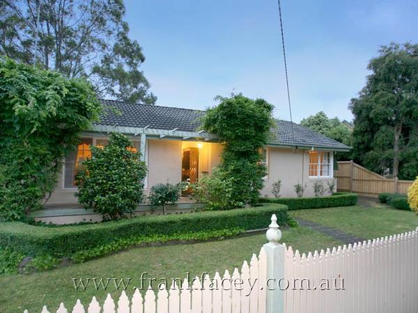 CHARACTER HOME ON 871M2 IN OLDE BERWICK COURT Picture 1