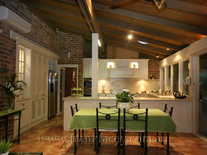 AN IDYLLIC 5 ACRE FAMILY RETREAT Picture 3