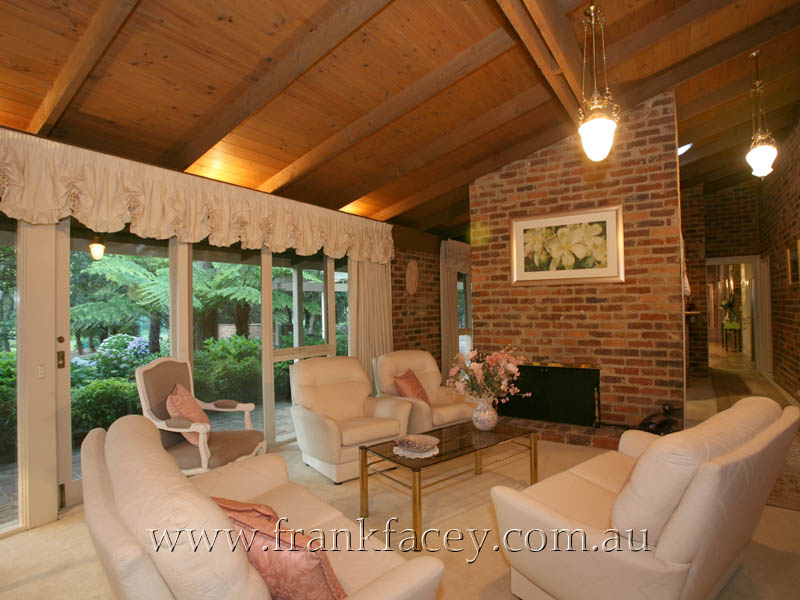 AN IDYLLIC 5 ACRE FAMILY RETREAT Picture 2