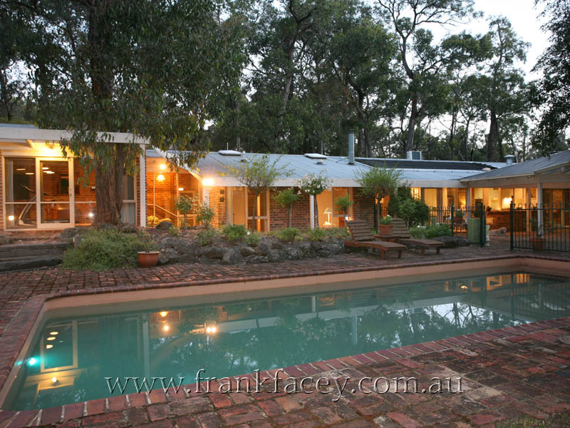 AN IDYLLIC 5 ACRE FAMILY RETREAT Picture 1