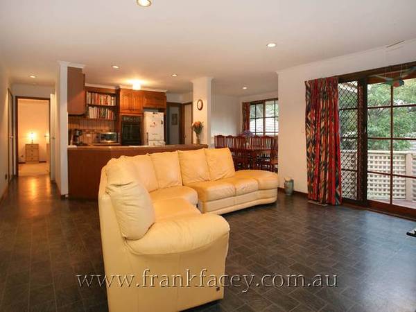 CLASSICAL COLONIAL RESIDENCE BRILLIANT IN TOWN LOCATION Picture 3