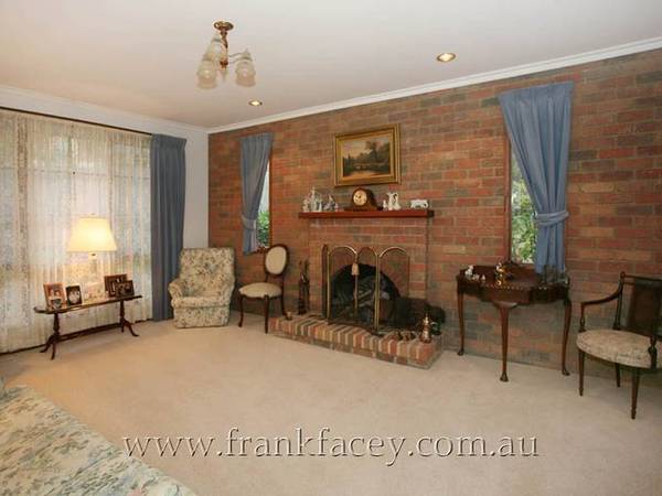 CLASSICAL COLONIAL RESIDENCE BRILLIANT IN TOWN LOCATION Picture 2